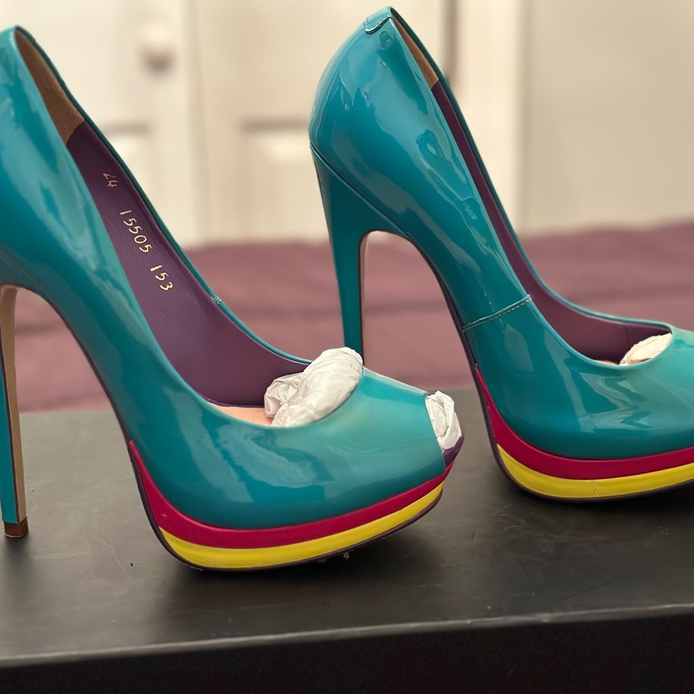 Heels sz 7 - Picture 2 of 6